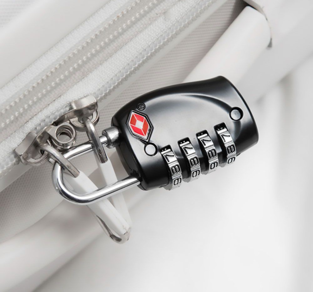 لو نسيت رمز ومفتاح قفل حقيبة السفر اليك طريقة عبقرية لفتح القفل برمز سري وبدون آلة او كسر جربها 
