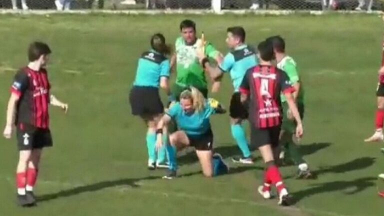 شـــاهد : لاعب أرجنتيني يعتدي بوحشية على حكمة أشهرت له بطاقة حمراء فيديو !