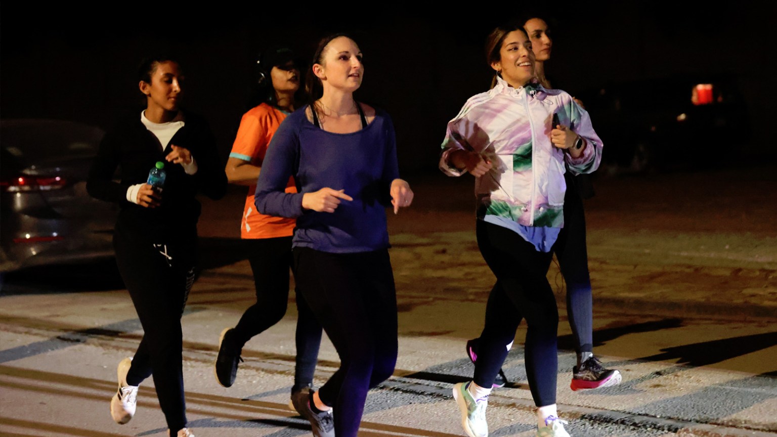 شاهد:سعوديات يركضن في الشوارع بملابس غير محتشمه في نهار رمضان للحفاظ على لياقتهن البدنية