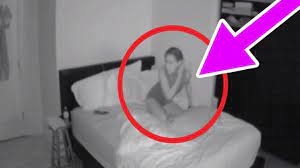 شاهد .. وضعت الأم كاميرا المراقبة سرية في غرفة ابنتها.. وحينما فتحت المشاهد كانت الصدمة الذي لم تكن تتوقعها !! (اتفرج فيديو)