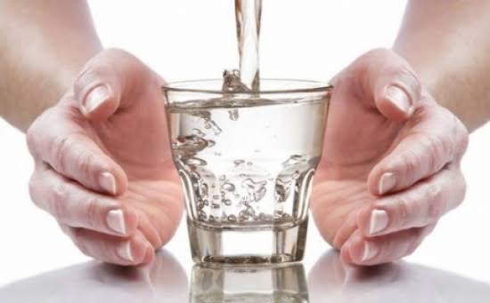فوائد خارقة وعلاج مجاني لا يعرفه الكثيرين.. شرب الماء على معدة فارغة يصنع المعجزات بجسمك