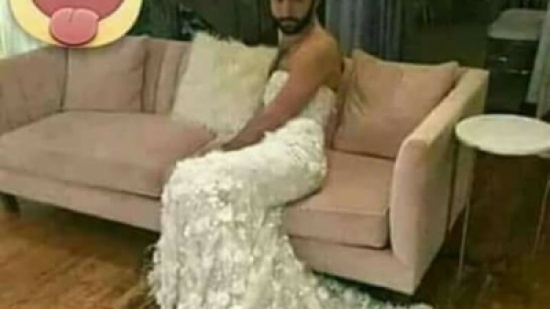  أول شاب سعودي يعلن تحوله وزواجه من زميله وينشر صورة له وهو يرتدي فستان الزفاف كالعروسة..