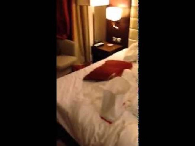 رجل سعودي متزوج استدرج جارته الأرمله لمقابلته في فندق ــ وعندما دخلت الغرفة حدثت المفاجأة (فيديو)