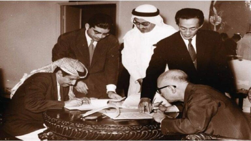 شاهد صورة تاريخية نادرة لوزير النفظ السعودي  في اهم لحظه للتاريخ الحديث للمملكة العربية السعودية