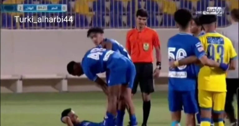 شاهد : برنامج الديربي يكشف عن لقطة مثيرة خلال مباراة شباب الهلال والنصر