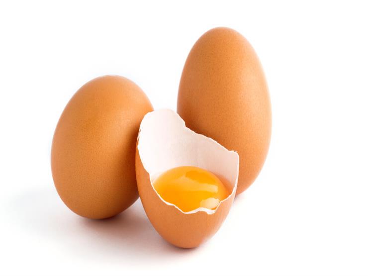 هل تناول البيض النيء آمن على صحتك؟
