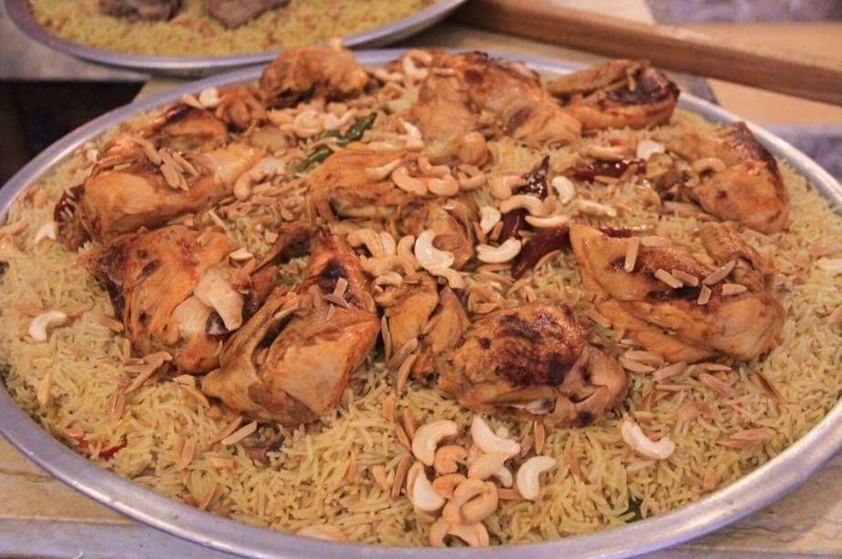 مواطن سعودي يدخل مطعم لتناول "كبسة باللحم ".. وعندما قدم العامل الوجبة كانت المفاجأة الصادمة!