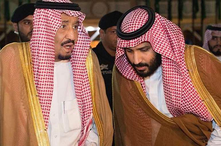فيديو يشعل مواقع التواصل الاجتماعي لولي العهد السعودي وهو يقبل قدم والده الملك سلمان !
