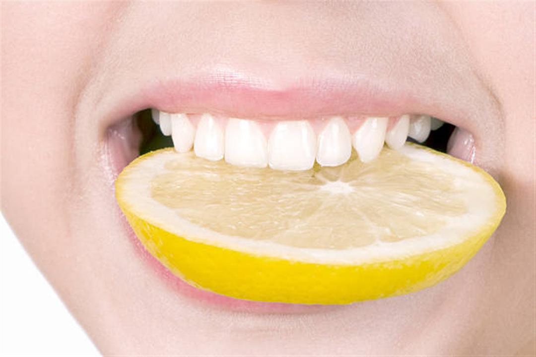 هل الليمون فعال في تبييض الأسنان؟ طبيب يحسم الجدل
