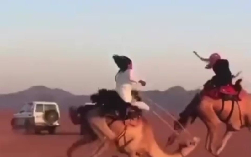 في صحراء السعودية سقوط شاب واصابته  بجرح عميق اثناء سباق...  تعرف على السبب 