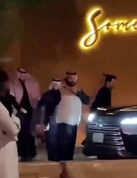 فيديو ــ ولي العهد السعودي محمد بن سلمان يفاجئ رواد مطعم بتصرف غير متوقع.. وهكذا كانت ردة فعلهم