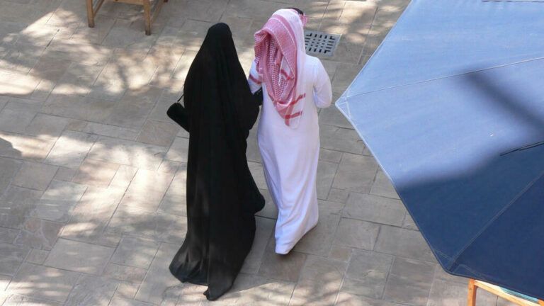 زوجة سعودية تصاب بصدمة نفسية مما وجدته في مكتبه بالصدفة!