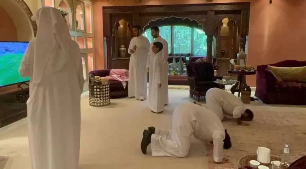   شاهد أول صور لولي عهد السعودية الأمير محمد بن سلمان وهو يسجد شكرا لله على بعد فوز المنتخب 