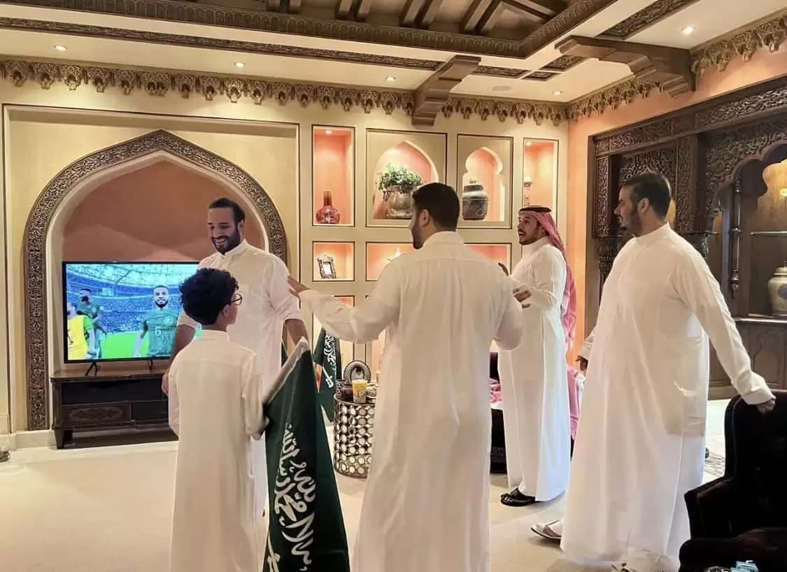 شاهد أول صور لولي عهد السعودية الأمير محمد بن سلمان وهو يسجد شكرا لله على بعد فوز المنتخب 