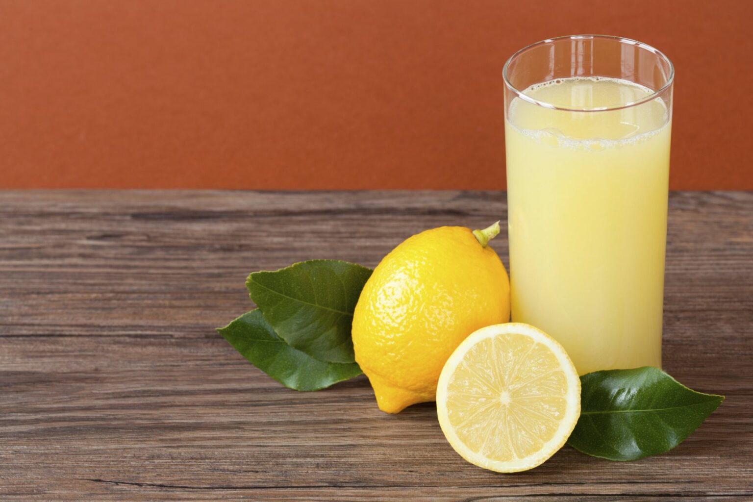 كوب واحد في الصباح يصنع المعجزات.. فوائد لا تعد ولا تحصى لشرب عصير الليمون على الريق