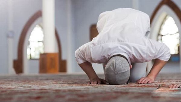 هل يجوز قراءة القرآن من الهاتف المحمول في الصلاة .. الإفتاء يجيب؟؟