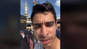 شاب مصري يستفز مشاعر المسلمين بعمل مخجل وغير لائق أمام الكعبة المشرفة؟
