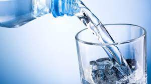 شرب الماء مع وجبة الطعام ضار أم له فوائد صحية ؟ مختص يكشف أمر مذهل