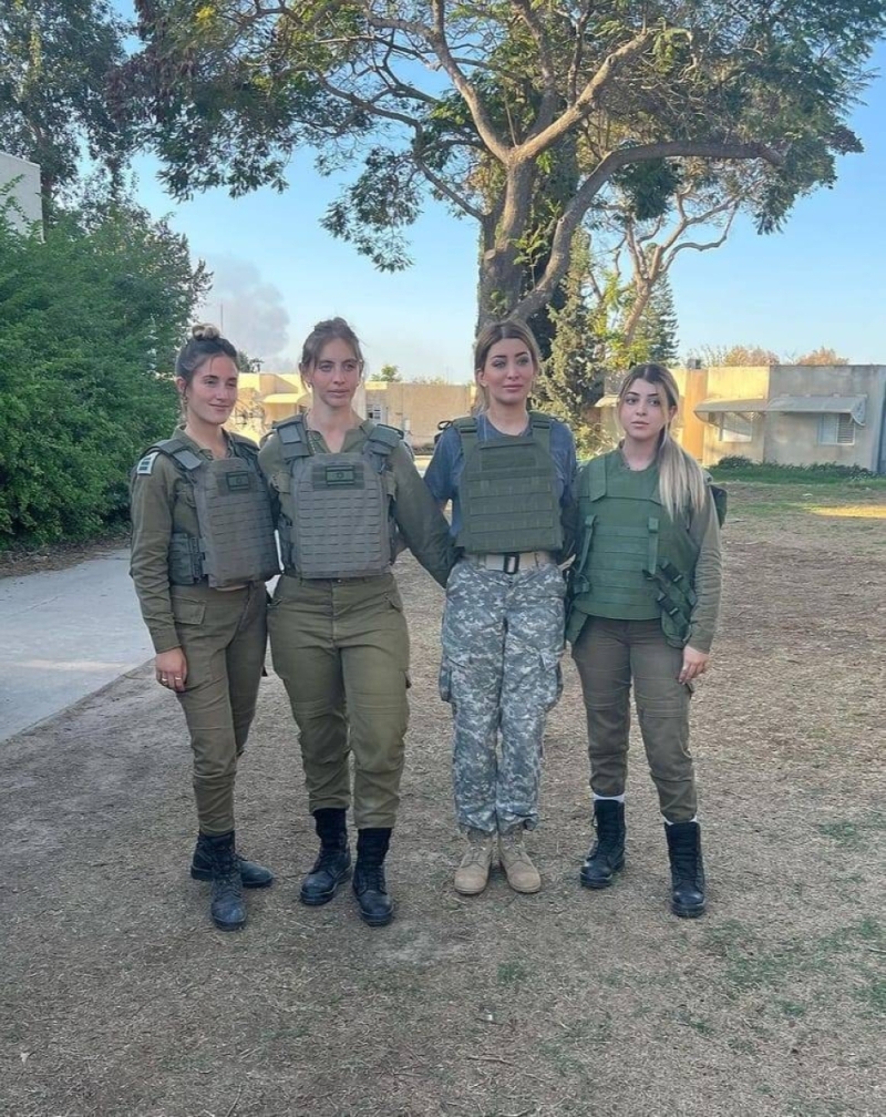 بالصور .. ملكة جمال العراق تزور إسرائيل مرتدية ملابس عسكرية
