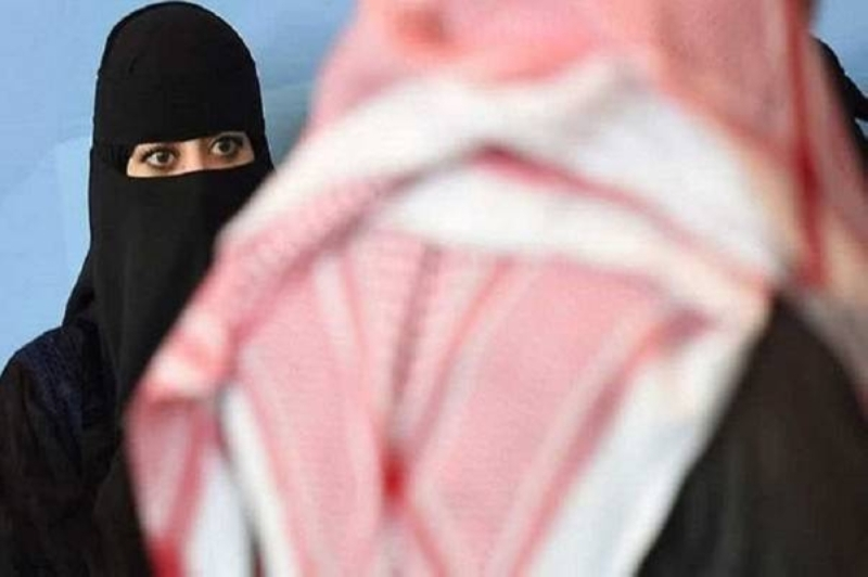 السعودية: زوج يحتضن زوجته أمام الملأ ويثير ضجة واسعة (فيديو)