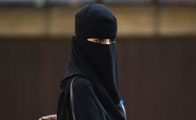 "سعودية" تخرج عن صمتها وتكشف بكل صراحه ما يحدث بالاجبار مع الوافدين بعد استقدامهم للمملكة !