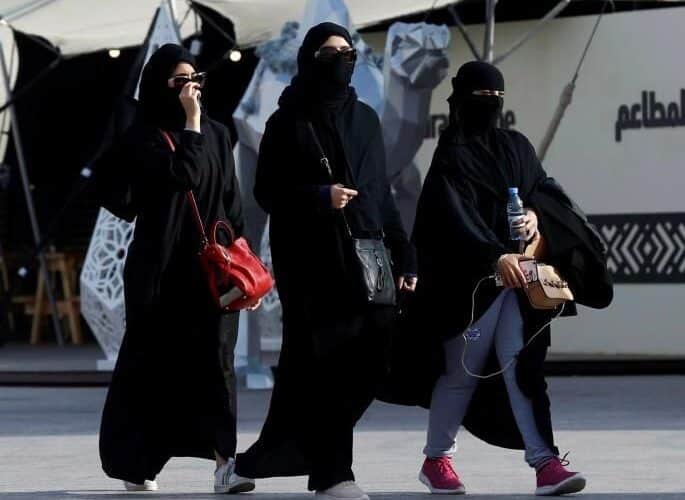 قرار مفاجئ لأول مرة في السعودية: السماح للأجنبي بفعل هذا الشيء مع الفتاة السعودية دون عقاب