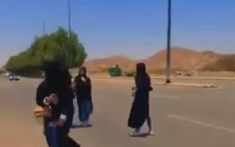 طالبات سعوديات يفعلن شيئاً مخجل أثناء خروجهن من الجامعة (شاهد الفيديو)